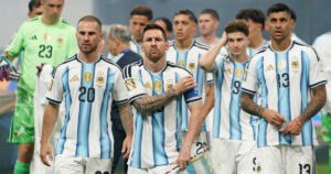 El jaque mate de la Scaloneta: tres jugadas (y media) para escribir otro capítulo de la mejor Selección de la historia El jaque mate de la Scaloneta: tres jugadas (y media) para escribir otro capítulo de la mejor Selección de la historia imagen-2