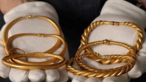 Hallazgo histórico: un danés encontró seis brazaletes de oro vikingo de más de mil años en un bosque imagen-1
