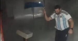Con la camiseta de la Selección y temperaturas bajo cero: así celebró un docente en la Antártida la victoria ante Inglaterra imagen-2