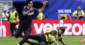 Un hincha saltó al campo de juego en el partido entre Bélgica y Senegal: por primera vez se vulneró la seguridad en el Mundial imagen-4