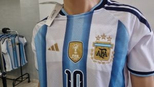 Posadas a ritmo del Mundial: las ventas de camisetas y banderas argentinas alcanzan su pico los días que juega la Selección imagen-8