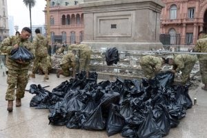 Por los festejos previstos del Mundial, retiran temporalmente las piedras en homenaje a las víctimas del covid de Plaza de Mayo Por los festejos previstos del Mundial, retiran temporalmente las piedras en homenaje a las víctimas del covid de Plaza de Mayo imagen-4