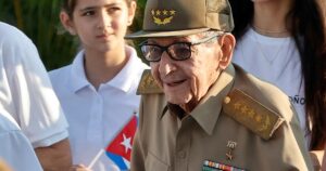 Ron DeSantis endurece el plan escolar de Florida: los alumnos estudiarán la acusación contra Raúl Castro Ron DeSantis endurece el plan escolar de Florida: los alumnos estudiarán la acusación contra Raúl Castro imagen-4
