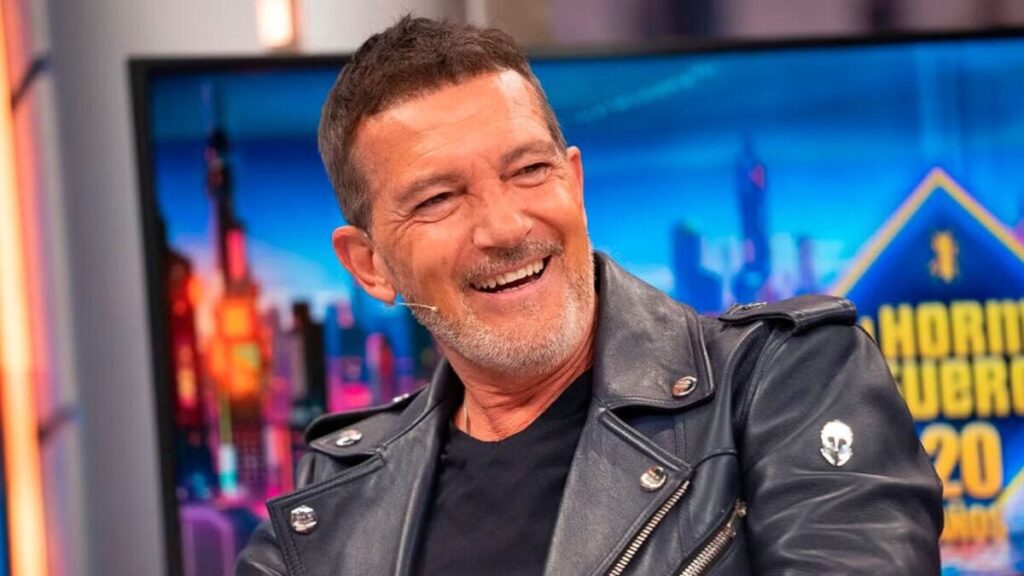 Antonio Banderas (65 años) sobre su peor momento en Hollywood: «Recuerdo pensar: ‘Pues me voy a vengar haciendo mucho dinero'» Antonio Banderas (65 años) sobre su peor momento en Hollywood: "Recuerdo pensar: 'Pues me voy a vengar haciendo mucho dinero'" imagen-5