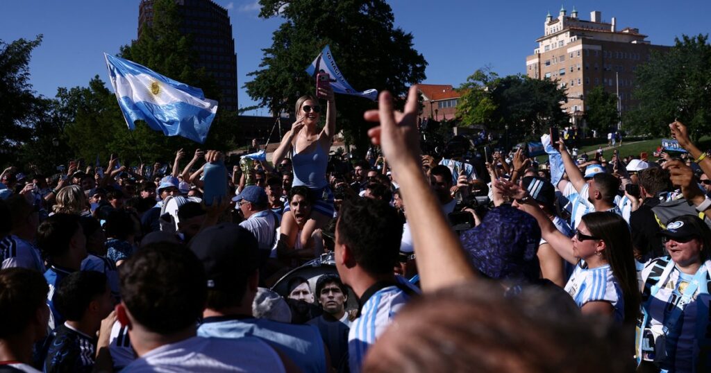 Kansas se tiñe de Albiceleste: el banderazo de Argentina antes del cruce con Suiza en cuartos Kansas se tiñe de Albiceleste: el banderazo de Argentina antes del cruce con Suiza en cuartos imagen-5