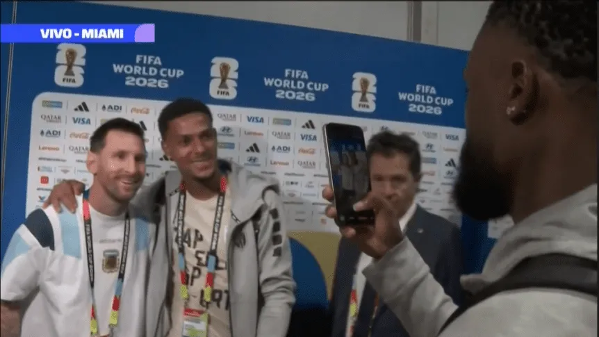 Messi se sacó fotos con los jugadores de Cabo Verde: "Adentro de la cancha me cagan a patadas, ja" - TyC Sports imagen-5