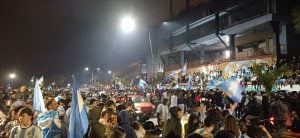 La Costanera de Posadas se tiñó de celeste y blanco: miles de hinchas celebraron la clasificación de Argentina a las semis del Mundial 2026 imagen-8