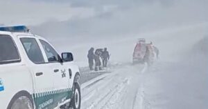 Histórica tormenta de nieve en Catamarca deja varados a cuatro trabajadores en la puna: desesperado operativo de emergencia imagen-3