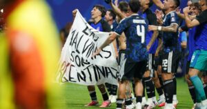 Con Malvinas en la cancha y «un minuto de silencio a los ingleses que están muertos»: el festejo de la Selección tras bajar a Inglaterra Con Malvinas en la cancha y "un minuto de silencio a los ingleses que están muertos": el festejo de la Selección tras bajar a Inglaterra imagen-1