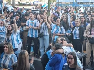 Los bares de Posadas estallaron de alegría: así se vivió la clasificación de Argentina a la final del Mundial imagen-8