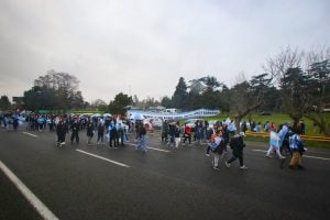 La Selección Argentina arriba al país tras la final del Mundial y los hinchas esperan al plantel en el predio de la AFA La Selección Argentina arriba al país tras la final del Mundial y los hinchas esperan al plantel en el predio de la AFA imagen-7