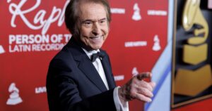 Raphael, su dieta a los 83 años: "Me levanto a las 8 de la mañana, desayuno tostada con aceite de oliva, no tomo café y sí té inglés" imagen-3