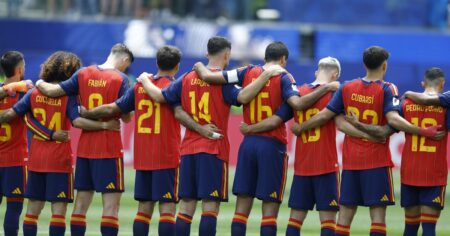 Dos futbolistas de España repudiaron los dichos racistas de un ex presidente contra Francia Dos futbolistas de España repudiaron los dichos racistas de un ex presidente contra Francia imagen-17