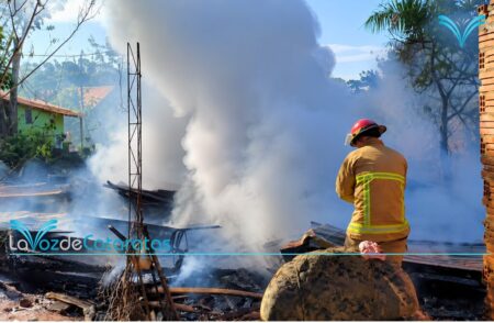 Un incendio voraz destruyó una vivienda en el Barrio 1 de mayo imagen-127