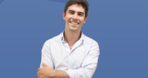 Alejandro Martínez Rico, psiquiatra: «Nadie nos explicó que este ritmo es inhumano. Que el cerebro no está diseñado para vivir con diez pestañas abiertas, veinte preocupaciones simultáneas y la sensación permanente de que algo importante se nos está escapando. Y, aun así, seguimos empujándonos un poco más» Alejandro Martínez Rico, psiquiatra: "Nadie nos explicó que este ritmo es inhumano. Que el cerebro no está diseñado para vivir con diez pestañas abiertas, veinte preocupaciones simultáneas y la sensación permanente de que algo importante se nos está escapando. Y, aun así, seguimos empujándonos un poco más" imagen-3
