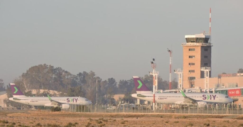 Susto en el aire: dos aviones que iban de Chile a San Pablo hicieron un aterrizaje forzoso en Mendoza imagen-103