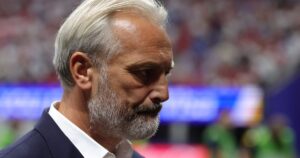El dolor del técnico de RD Congo: anunciaron la muerte de su padre en plena conferencia tras la derrota con Inglaterra El dolor del técnico de RD Congo: anunciaron la muerte de su padre en plena conferencia tras la derrota con Inglaterra imagen-2