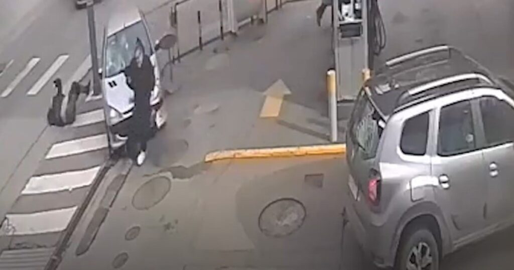 Inhabilitaron de por vida a la mujer que manejaba con una licencia falsa y chocó a dos peatones en Mar del Plata Inhabilitaron de por vida a la mujer que manejaba con una licencia falsa y chocó a dos peatones en Mar del Plata imagen-97