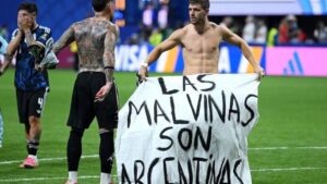 La bandera que emocionó a la Argentina tras eliminar a Inglaterra: “Las Malvinas son argentinas” La bandera que emocionó a la Argentina tras eliminar a Inglaterra: “Las Malvinas son argentinas” imagen-1
