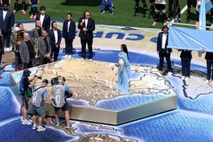 El conmovedor momento del himno antes de Argentina-España: de la interpretación de María Becerra a la pasión de los jugadores El conmovedor momento del himno antes de Argentina-España: de la interpretación de María Becerra a la pasión de los jugadores imagen-6