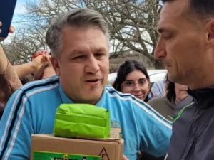 Una pareja jardinense viajó a Pujato y le obsequió yerba mate a Scaloni imagen-1