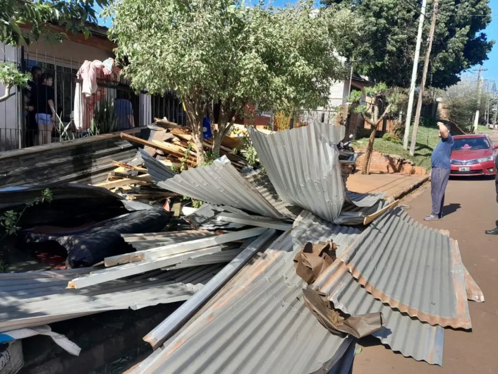 Asisten a familias afectadas por los vientos de días atrás en San Vicente imagen-5