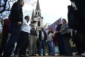El Obispo Martínez respaldó el reclamo yerbatero y pidió una respuesta ante la emergencia del sector El Obispo Martínez respaldó el reclamo yerbatero y pidió una respuesta ante la emergencia del sector imagen-2
