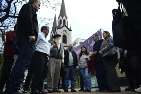 El Obispo Martínez respaldó el reclamo yerbatero y pidió una respuesta ante la emergencia del sector El Obispo Martínez respaldó el reclamo yerbatero y pidió una respuesta ante la emergencia del sector imagen-6