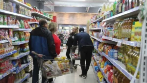 Las ventas minoristas repuntaron 0,9% en junio, pero el semestre cerró con una caída acumulada imagen-2