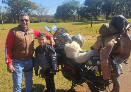 Padre e hijo, unidos por la pasión de las motos en el Motoencuentro de Jardín América imagen-8