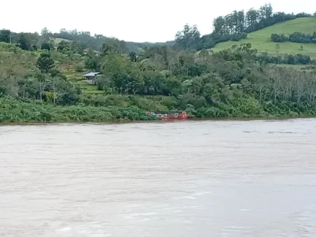 La crecida del río Uruguay mantiene cerrados tres pasos internacionales entre Misiones y Brasil imagen-5