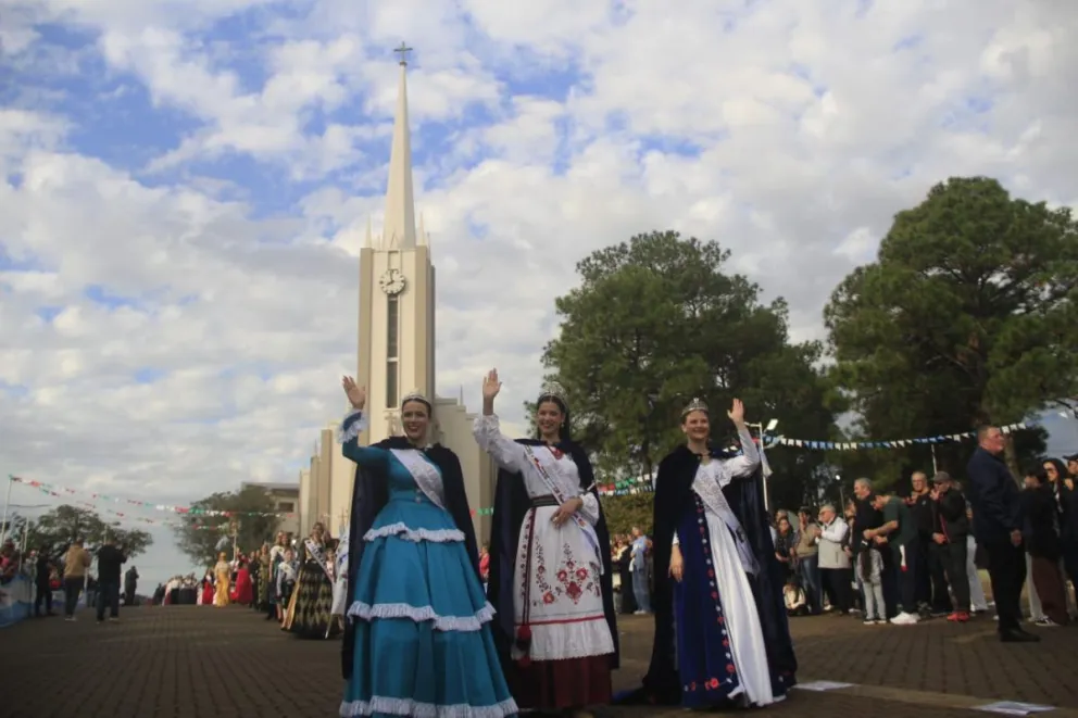 Con reconocimientos y desfile, Oberá festejó su cumpleaños y el Día de la Independencia imagen-5