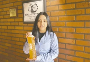 Alumnos de la Epet 15 crearon un limpiador ecológico con aceite reciclado Alumnos de la Epet 15 crearon un limpiador ecológico con aceite reciclado imagen-2