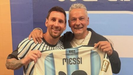 Messi tuvo un gesto especial con Roberto Baggio tras la clasificación de Argentina imagen-24