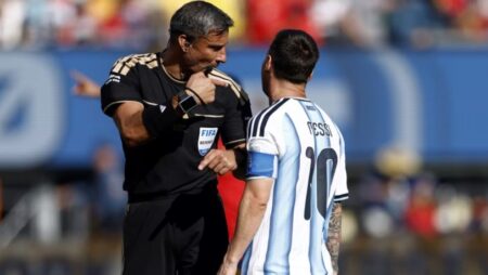 Bomba en el fútbol mundial: el árbitro de la final del Mundial anunció su retiro imagen-6
