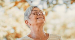 "Tengo 60 y tantos años y por fin me amo a mí misma en todos los sentidos, pero lo que me cuesta aceptar es la velocidad con la que el mundo empieza a borrarme" imagen-3