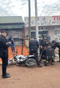 Un motociclista sufrió un grave traumatismo de cráneo tras despistar en Jardín América imagen-10