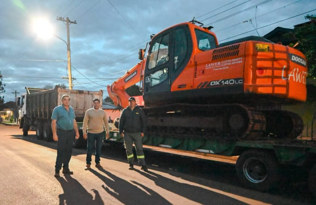 El municipio incorpora una máquina de gran porte para ejecutar trabajos de zanjeo y cuneteo en el barrio San Juan para prevenir anegamientos El municipio incorpora una máquina de gran porte para ejecutar trabajos de zanjeo y cuneteo en el barrio San Juan para prevenir anegamientos imagen-5
