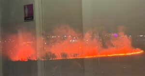 Incendio de pastizales cerca del estadio de River vs Aldosivi en Salta: preocupación por una gran columna de humo imagen-2