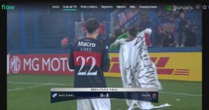Los hinchas de Tigre replicaron la bandera de Malvinas que se mostró contra Inglaterra y la tiraron a la cancha imagen-2