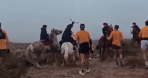Pedradas y golpes con boleadoras: jinetes atacaron a corredores en una tradicional carrera de montaña en Río Negro Pedradas y golpes con boleadoras: jinetes atacaron a corredores en una tradicional carrera de montaña en Río Negro imagen-4
