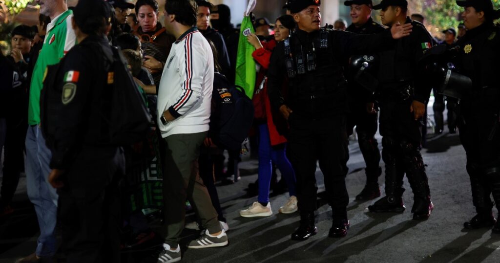 Disturbios en los alrededores del hotel donde está Inglaterra: la Policía desaloja de prepo a decenas de hinchas mexicanos imagen-102