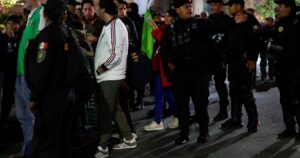 Disturbios en los alrededores del hotel donde está Inglaterra: la Policía desaloja de prepo a decenas de hinchas mexicanos imagen-2