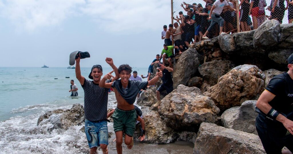 Crisis migratoria en Ceuta, EN VIVO: el minuto a minuto del cruce masivo desde Marruecos imagen-5