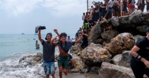 Crisis migratoria en Ceuta, EN VIVO: el minuto a minuto del cruce masivo desde Marruecos imagen-4