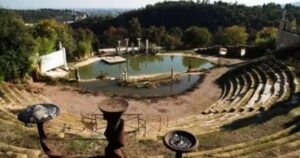 Ni romano, ni antiguo: el falso anfiteatro que durante años cobró 50 dólares de entrada Ni romano, ni antiguo: el falso anfiteatro que durante años cobró 50 dólares de entrada imagen-4