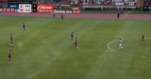 Video: en México se suspendieron los ascensos y descensos y los jugadores reaccionaron en pleno partido imagen-2