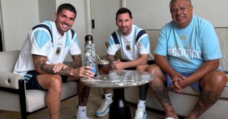 Messi, De Paul y Chiqui Tapia se sacaron la foto infaltable antes del primer mano a mano del Mundial 2026 imagen-10