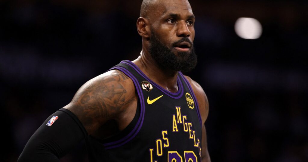 LeBron se decidió: firma con los 76ers por dos años y una cifra sorprendente para armar un súper equipo LeBron se decidió: firma con los 76ers por dos años y una cifra sorprendente para armar un súper equipo imagen-37