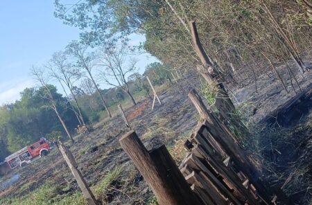 Bomberos controlaron un incendio de pastizales en las 2000 Hectáreas y evitaron que alcanzara viviendas imagen-14